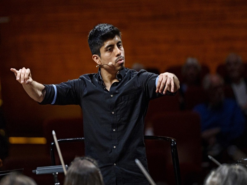 Dayner Tafur-Díaz, el peruano que dejó la medicina para cumplir su sueño de dirigir la Orquesta Filarmónica de Berlín