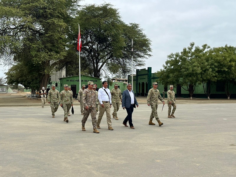 ALCALDE RECIBE A VICEMINISTRO DE DEFENSA EN SULLANA 