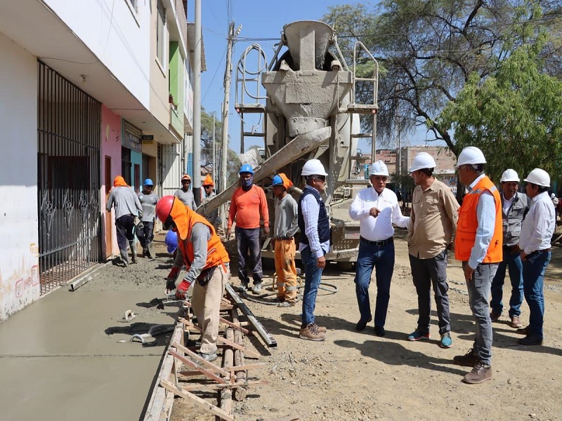 Alcalde de Sullana supervisa obra de la avenida Buenos Aires y coordina con equipos ejecutores