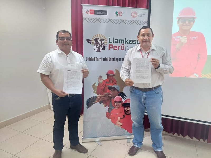 Alcalde firmó convenio para generar más empleos temporales en Marcavelica