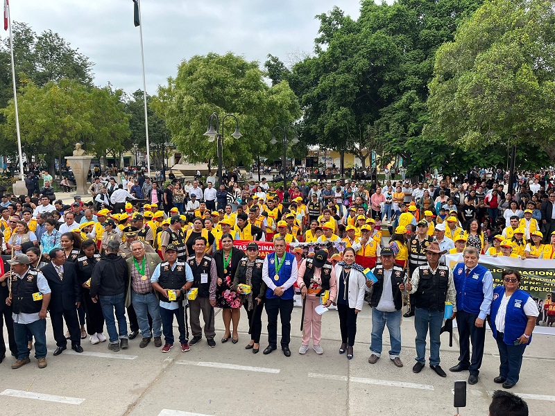 Ronderos, vecinos y Serenos escolares renuevan juramento por la seguridad ciudadana en Sullana