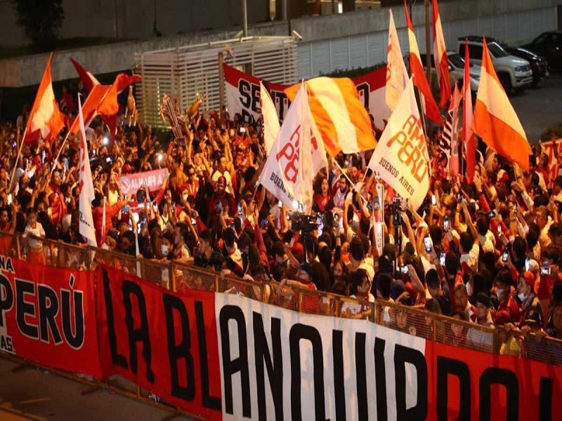¡Banderazo en Dallas! Jugadores de Perú recibieron el cariño de los hinchas antes de enfrentar a Chile