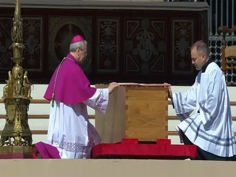 La homilía del funeral: el papa Francisco no cesó de implorar la paz y ocuparse de los últimos