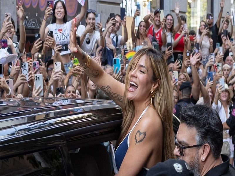 Miles de personas llenaron la Plaza San Pedro antes del concierto de Karol G, Andrea Bocelli y Pharrell Williams