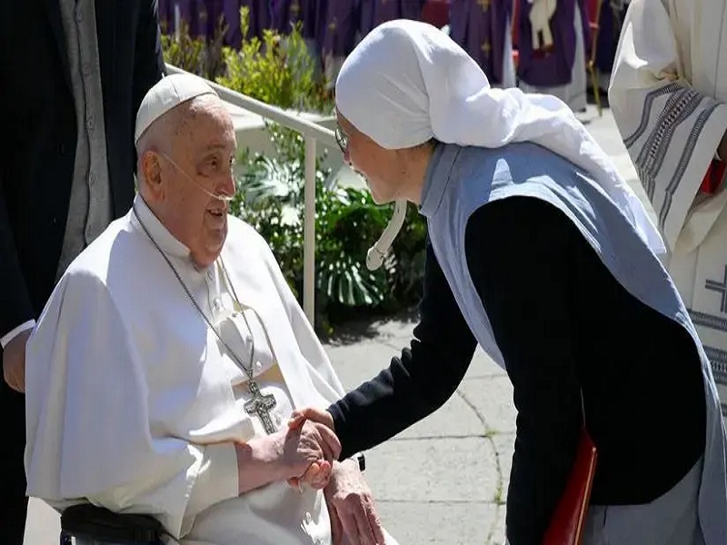 Papa Francisco reapareció ante los fieles reunidos en la Plaza de San Pedro tras dos semanas de convalecencia