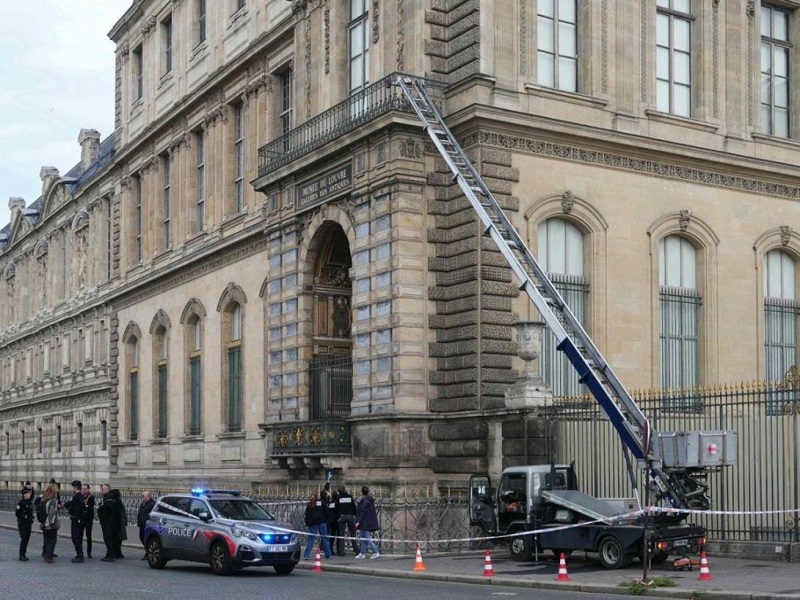 El robo de película en el Museo del Louvre