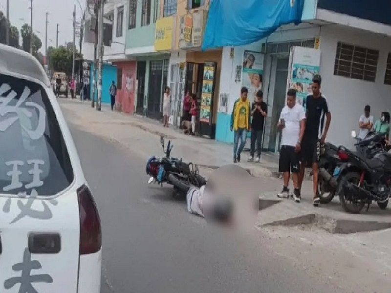 ¡En pleno estado de emergencia! Motociclista fue acribillado en la puerta de una pollería en Los Olivos