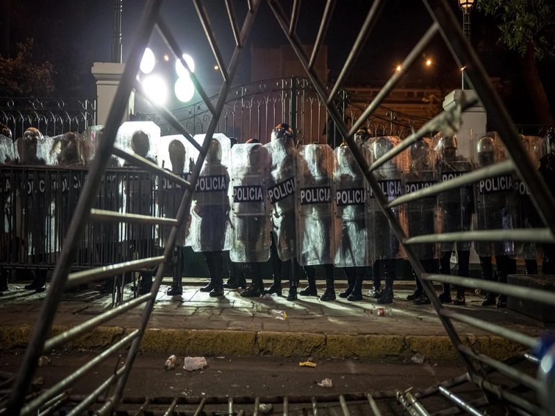 Periodista denuncia agresión de la Policía durante protestas: "Fue muy clara y contundente, pero sobre todo violenta"