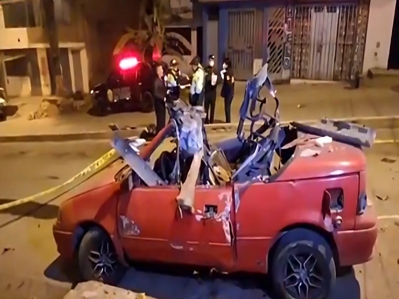 Carabayllo: Detonan explosivo en auto de regidor y techo sale volando
