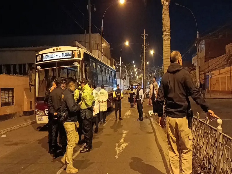 Balean otro bus de transporte público en pleno estado de emergencia