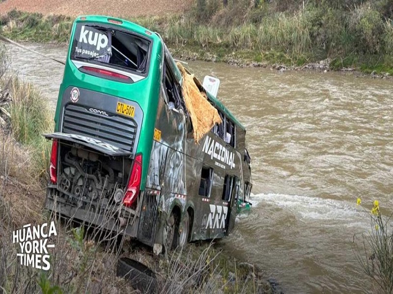 ¡Un milagro!: 43 pasajeros salvan de morir tras caída de bus al río Mantaro en Jauja