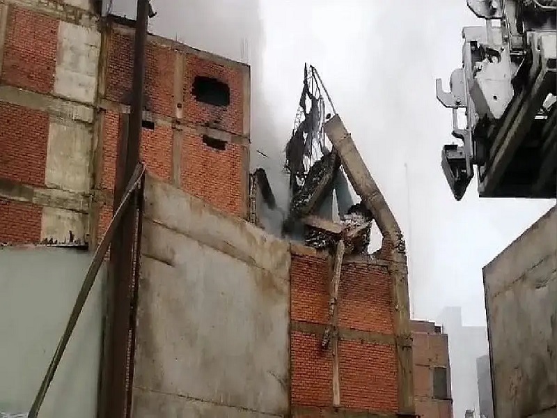 Incendio en Barrios Altos sigue incontrolable y bomberos estiman que recién podría ser extinguido el domingo