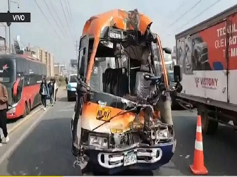 Al menos 10 heridos, entre ellos dos menores, en cuádruple choque en la Panamericana Norte