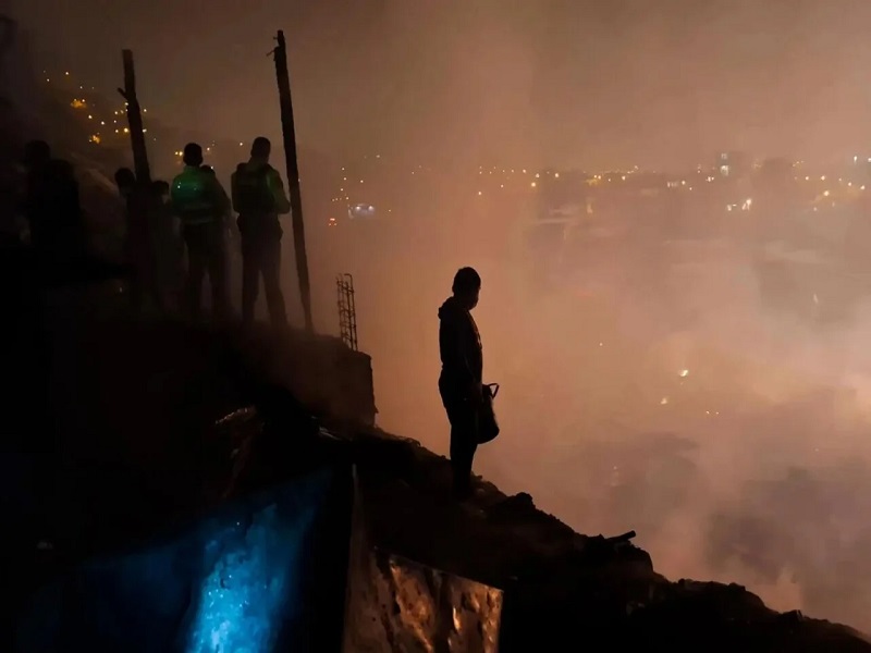 “Lo hemos perdido todo”: damnificada del incendio en Pamplona Alta clama por ayuda
