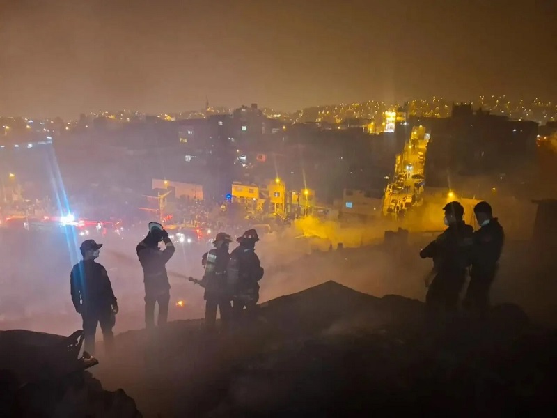 San Juan de Miraflores: un fuerte incendio afectó al menos 100 viviendas en la zona de Pamplona Alta