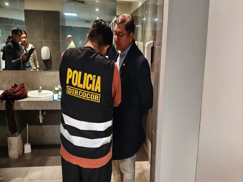 Policía detiene a fiscal acusado por recibir coima de 3 mil dólares en baño de centro comercial