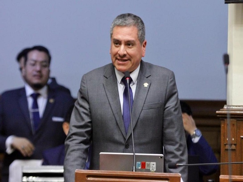 Congresista se disculpa por gasto de S/300 en arreglo floral con dinero del Estado