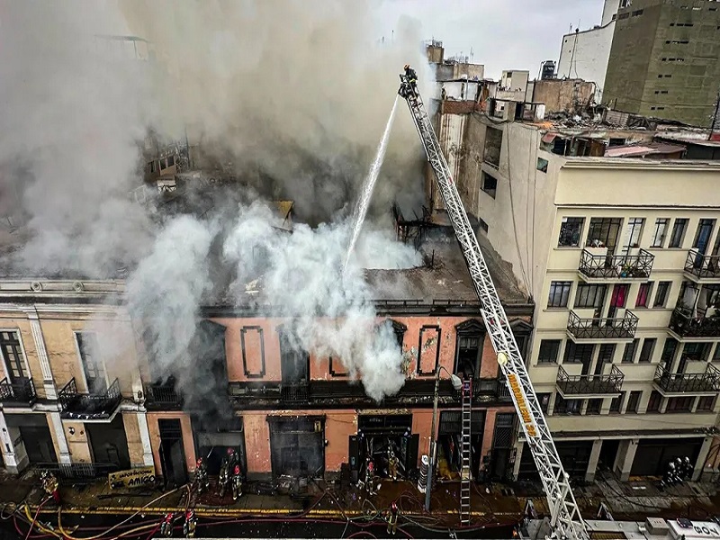 Cercado de Lima: bomberos confinaron incendio en jirón Huanta que afectó hasta 70 puestos comerciales