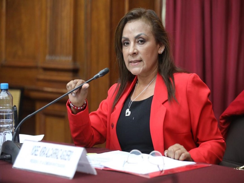 Congresista Kira Alcarraz se burla de sus amenazas a periodista