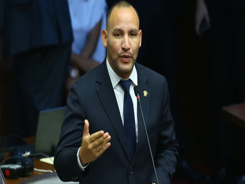 Alejandro Muñante consideró que Comisión de Ética debería evaluar el caso de Héctor Valer tras escupitajo a periodista