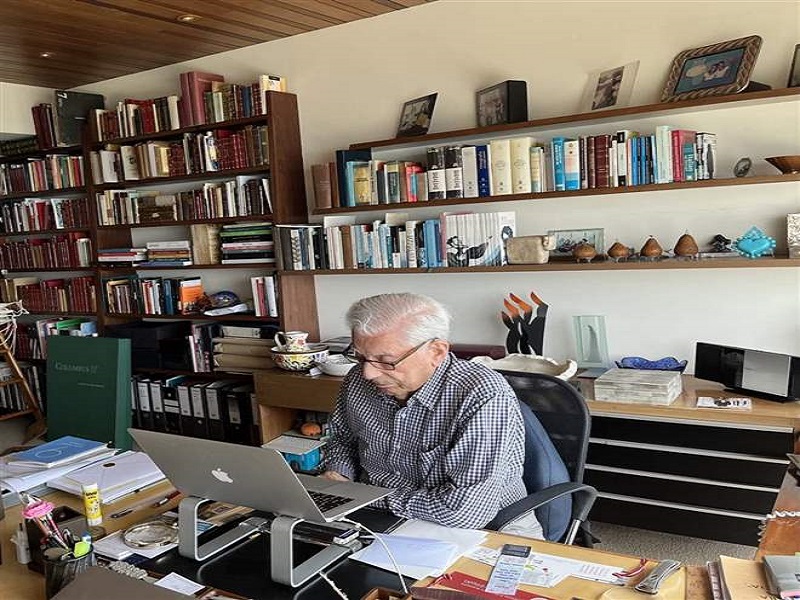 Dina Boluarte llegó al domicilio de Mario Vargas Llosa para dar las condolencias por el deceso del escritor