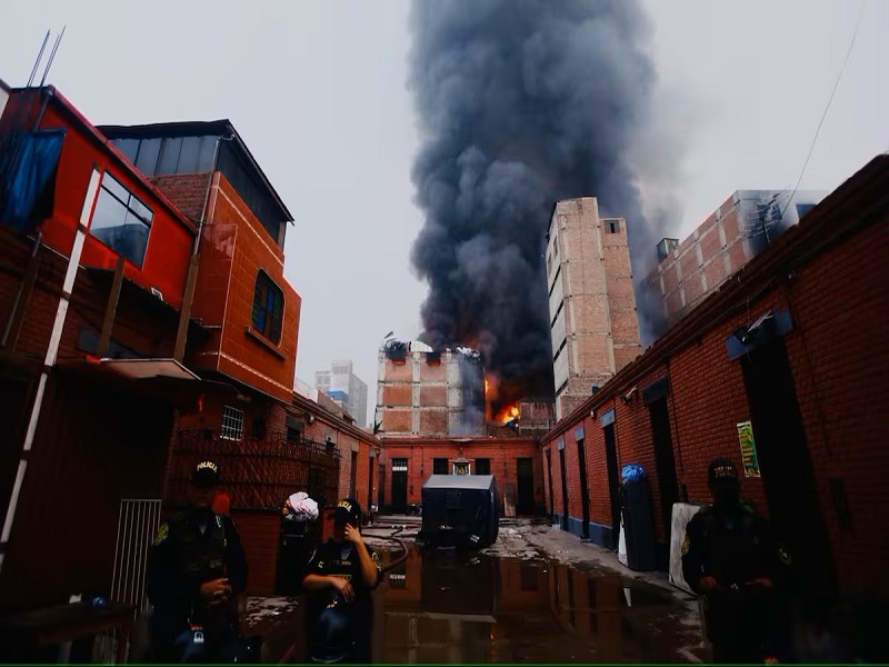 Barrios Altos: bomberos llevan 12 horas consecutivas luchando contra incendio que afecta casas y almacenes