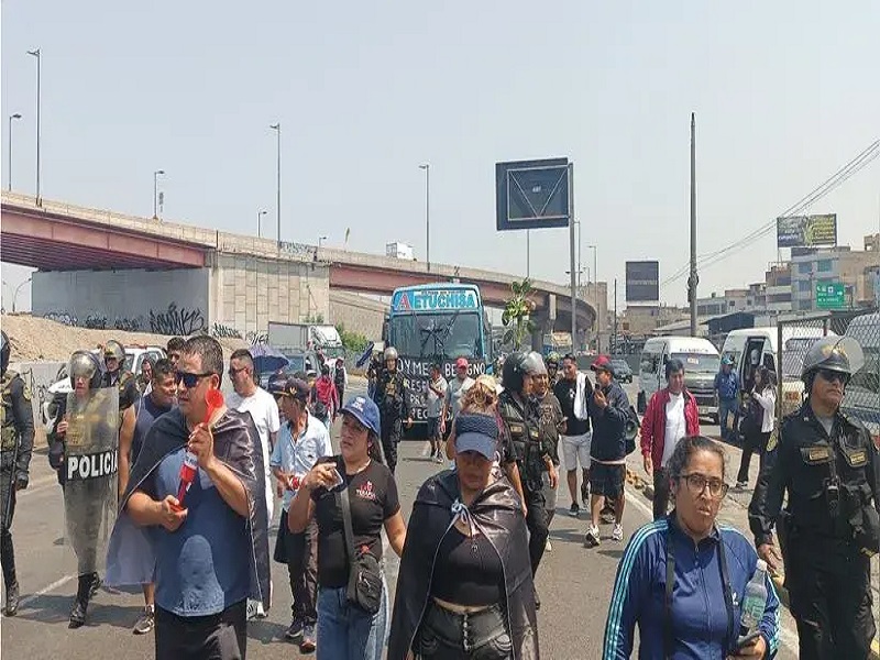 Transportistas afirman que presidente del Congreso no los atiende porque está "en hora de refrigerio"