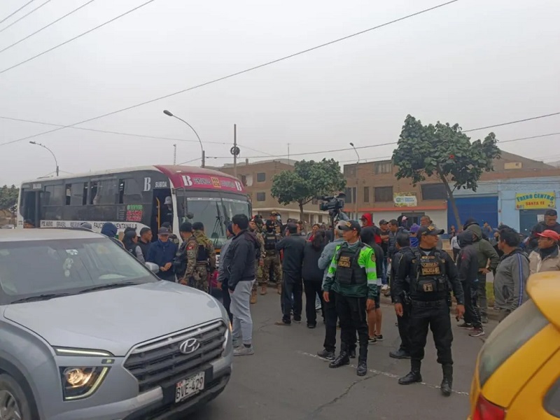 Transportistas bloquean un carril de la avenida Néstor Gambetta en protesta por asesinato de chofer