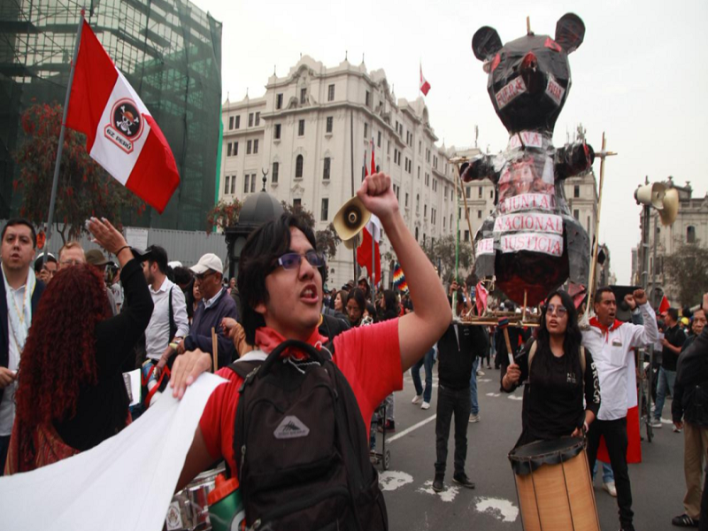 Jóvenes marcharon contra el Gobierno y el Congreso en el centro de Lima: se reportaron heridos y enfrentamientos