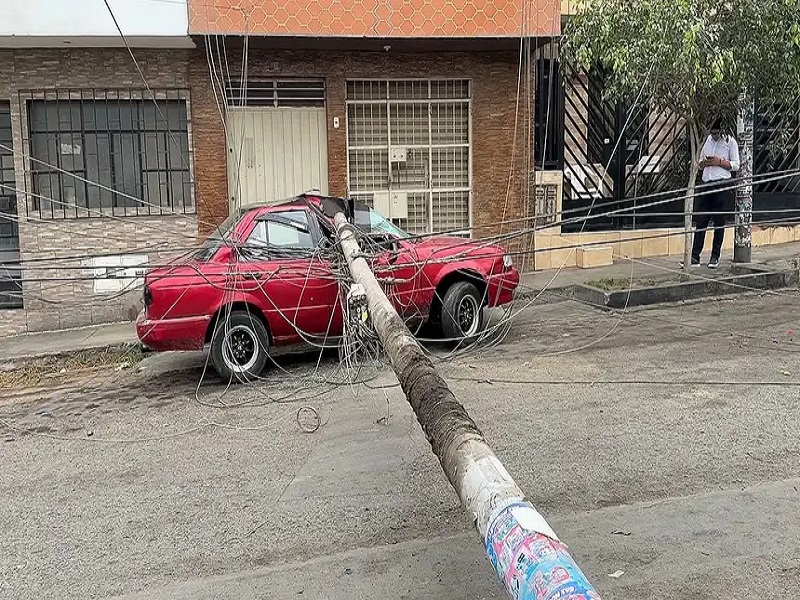 Pudo ser una tragedia: poste de telefonía se desplomó y aplastó un automóvil