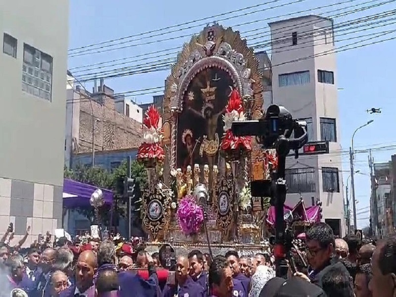 Miles de fieles acompañan al Señor de los Milagros en su primera procesión del año