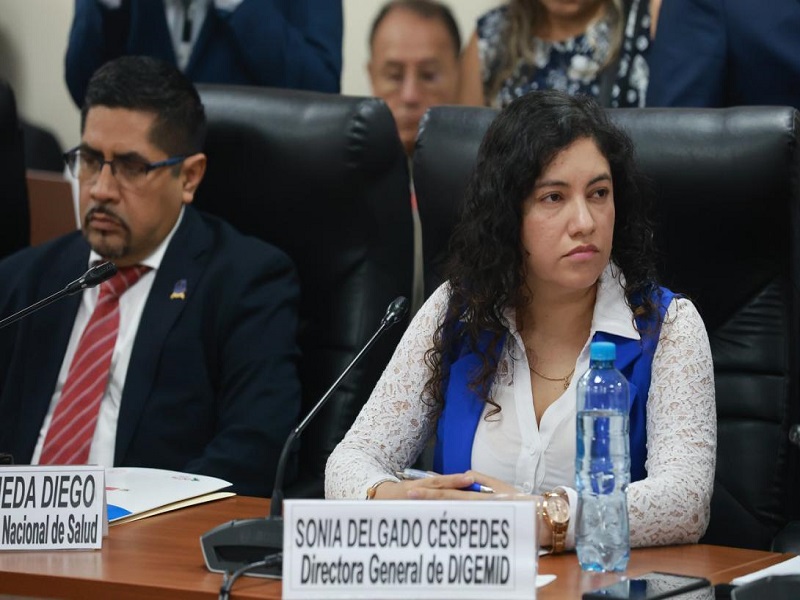 Ministro César Vásquez destituye en vivo a la directora de Digemid por cuestionamientos sobre conflicto de interés