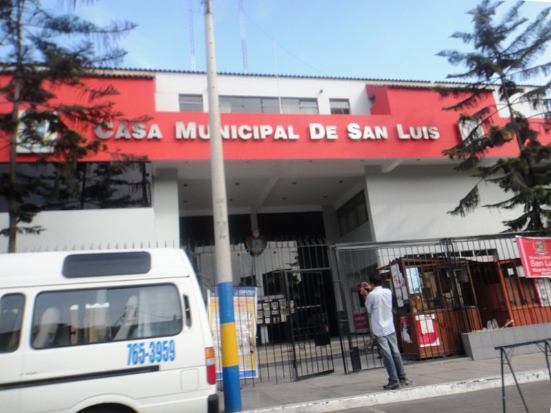 Alcalde y trabajadores municipales de San Luis protestan frente al MEF tras embargo de Foncomun