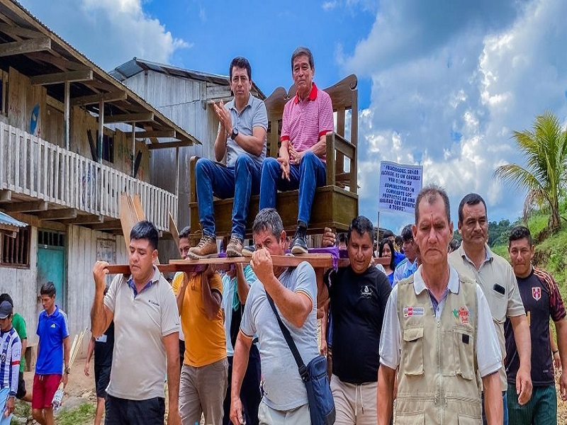 ¡INSÓLITO! Alcaldes son cargados en anda al inaugurar carretera tras más de 20 años de espera