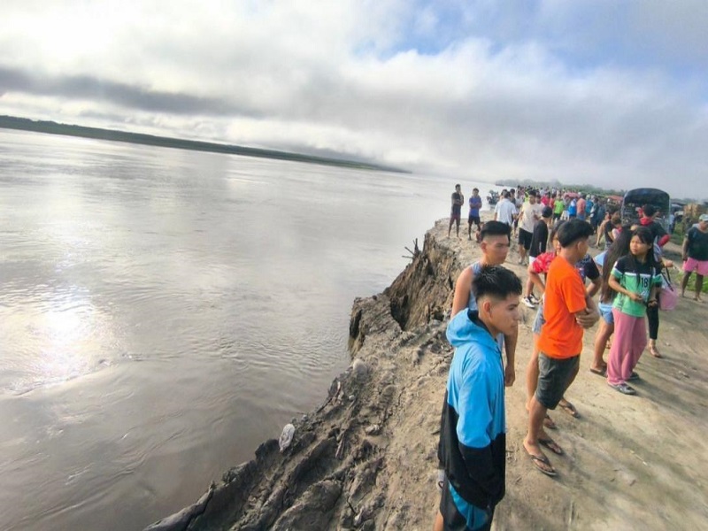 Derrumbe hunde embarcaciones en Ucayali: se reportan 12 MUERTOS y 30 desaparecidos