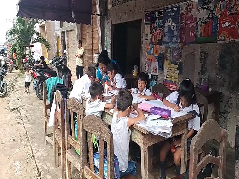 Indignante. Iquitos: Más de 100 niños estudian dentro de restobar por malas condiciones de su colegio