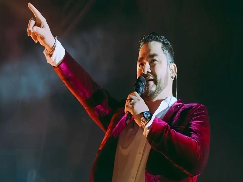 Instalan estrado en exteriores de casa de Paul Flores para concierto en su homenaje