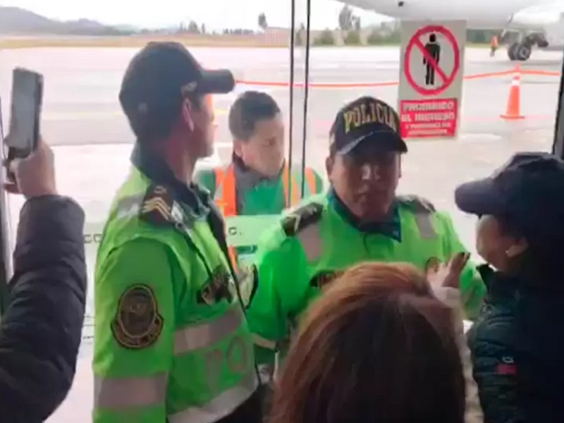 Pasajeros varados intentan tomar el aeropuerto de Jauja por cancelación de vuelos